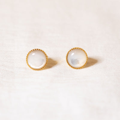 Puces d'oreilles LEONORE nacre naturelle