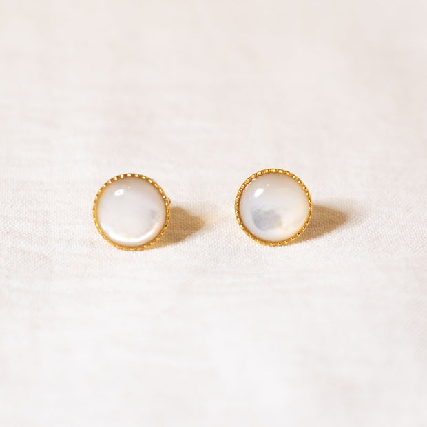 Puces d'oreilles LEONORE nacre naturelle