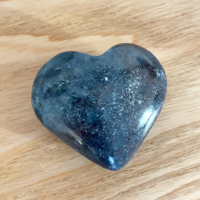 Pierre de souci COEUR cyanite et rubis